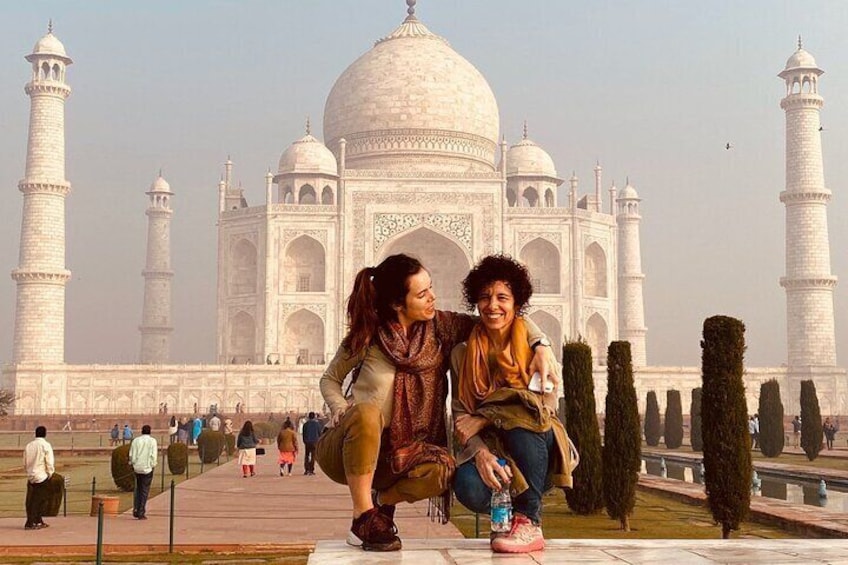 best friend in taj mahal