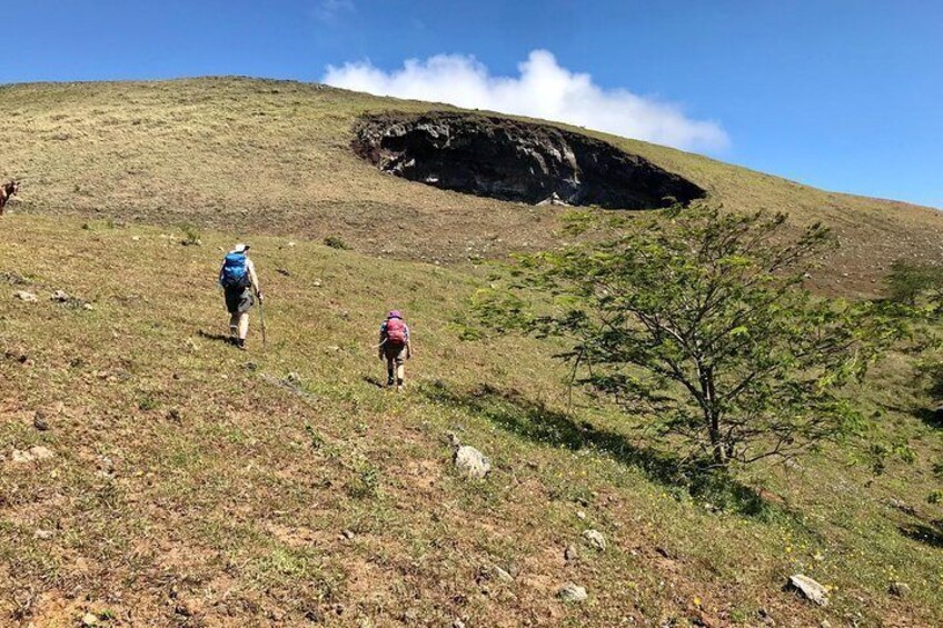 Walking to the hole of El Hoyo volcano