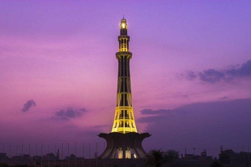 The towering Minar-Pakistan 
