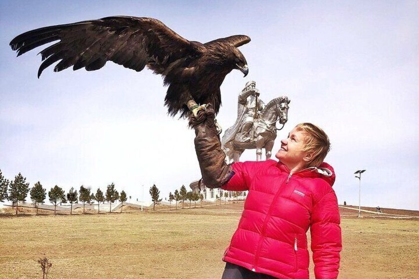 Lets take a photo with hunting eagle 