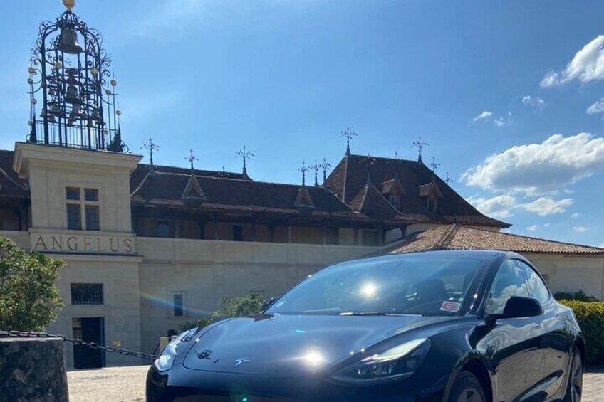 Luxurious full day Bordeaux wine tour in a Tesla