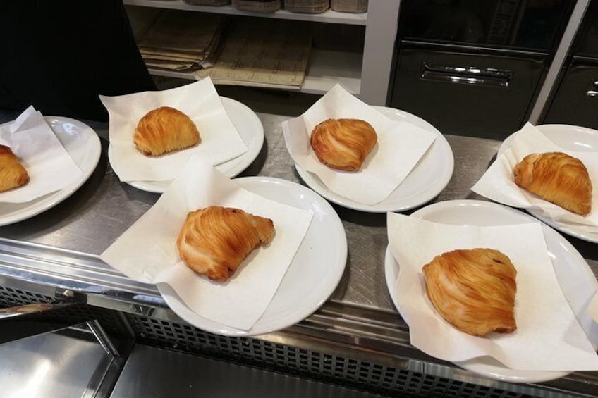 Naples Street Food Tour with Foodie Guide around Historical Center