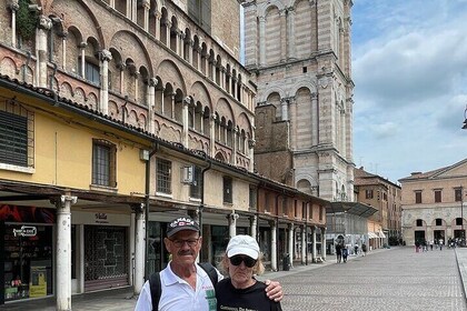 Recorrido privado a pie por el centro de Ferrara con guía local