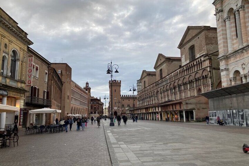 Ferrara Highlights Private Tour by Night