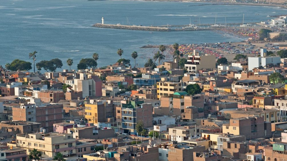 Cargar foto 4 de 6. Sun setting on the city of Lima