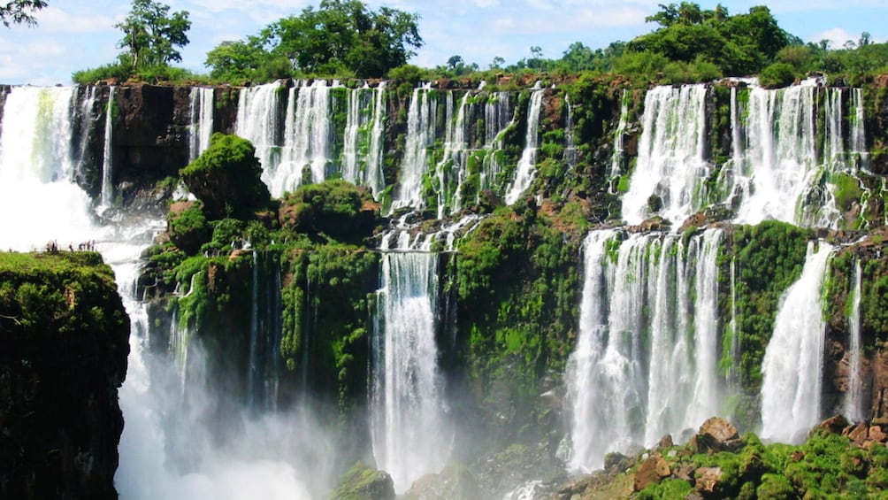 Cargar foto 2 de 9. Picturesque view of Iguazu Falls in Argentina