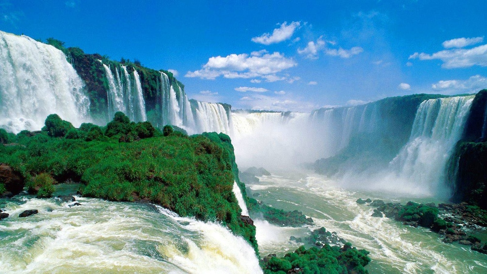 Green plants surrounding the waterfall in Iguazu