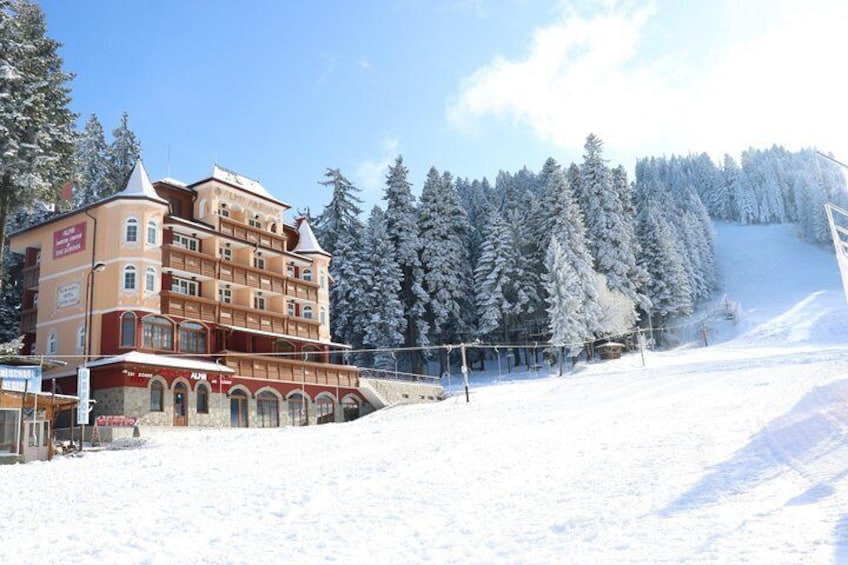 5-Day Ski and Snowboard Equipment Rental in Borovets