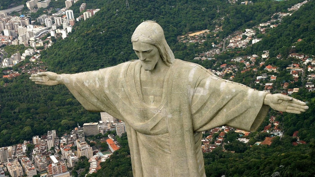 Carregar foto 3 de 10. Christ the Redeemer statue from above in Rio de Janeiro