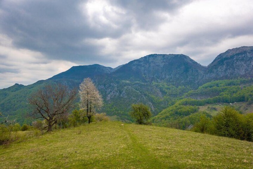 Hiking Inelet Hamlet