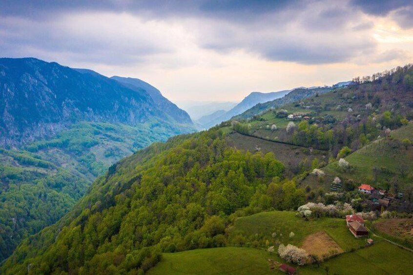 Hiking Inelet Hamlet