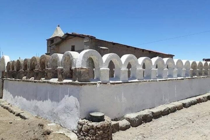 Private Day Trip from La Paz to Uyuni Salt Flats by Air.