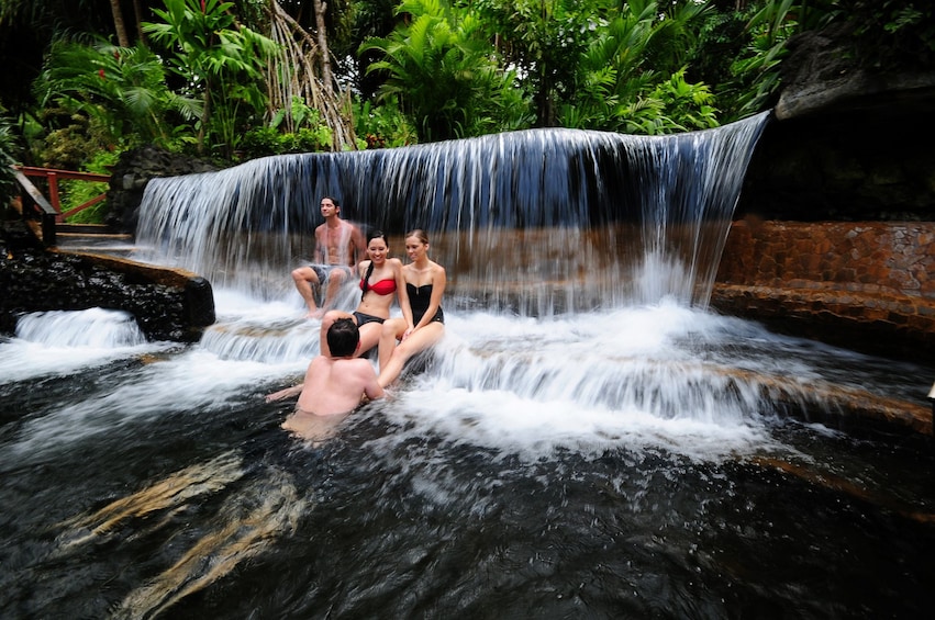 Charger l’élément 3 sur 7. Full-Day Arenal Volcano & Tabacon Hot Springs Resort Tour