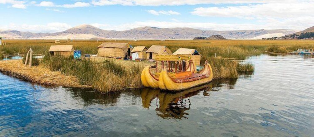 Titikaka Lake and Tipycal houses