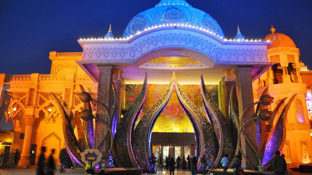 正在顯示第 5 張相片,共 8 張。 Exterior of the Kingdom of Dreams theater illuminated at night