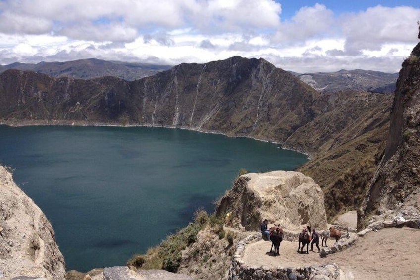 Quilotoa Trail down to the Lagoon 