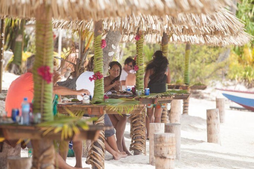 Bora Bora Snorkel Cruise by Polynesian Outrigger Canoe with BBQ Island Lunch 