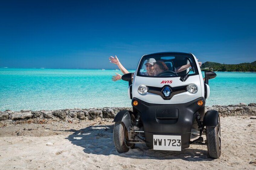 Couple in Twizy