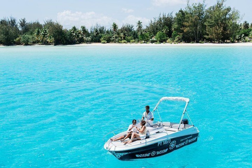 Relax with you loved one aboard a confortable private boat