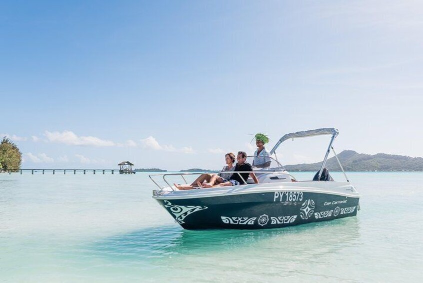 Discover all around the lagoon of Bora Bora with the Cap Camarat 17ft.
