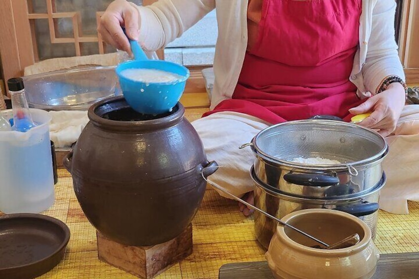 Sample Alcohol Tasting at Brew Master's Workshop & Dinner with Magkeolli