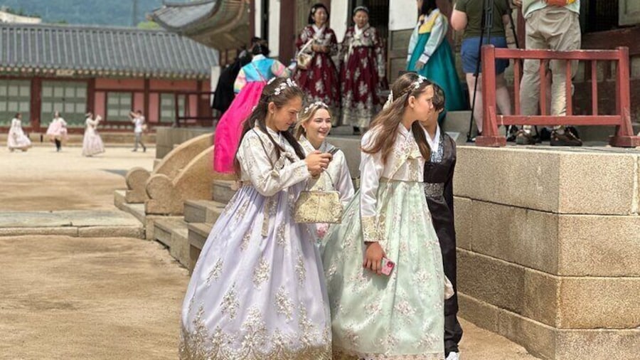 Seoul Day Tour: Gyeongbokgung Palace, N Seoul Tower, Insadong