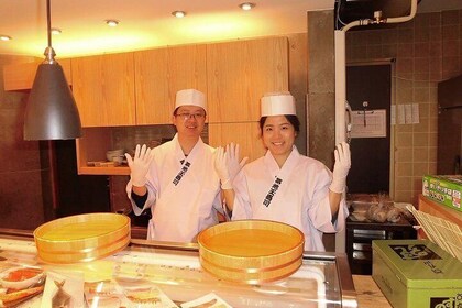 Tsukiji Outer Market and Sushi Making Private Tour