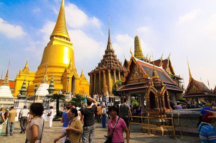 visit the Temple of Emerald Buddha 