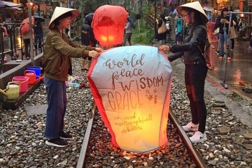 Pingxi and Jiufen Day Trip from Taipei with Sky Lantern Experience