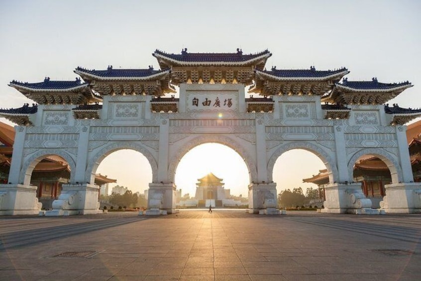Learn about the history of Chiang Kai Shek Memorial Hall from your knowledgeable tour guide