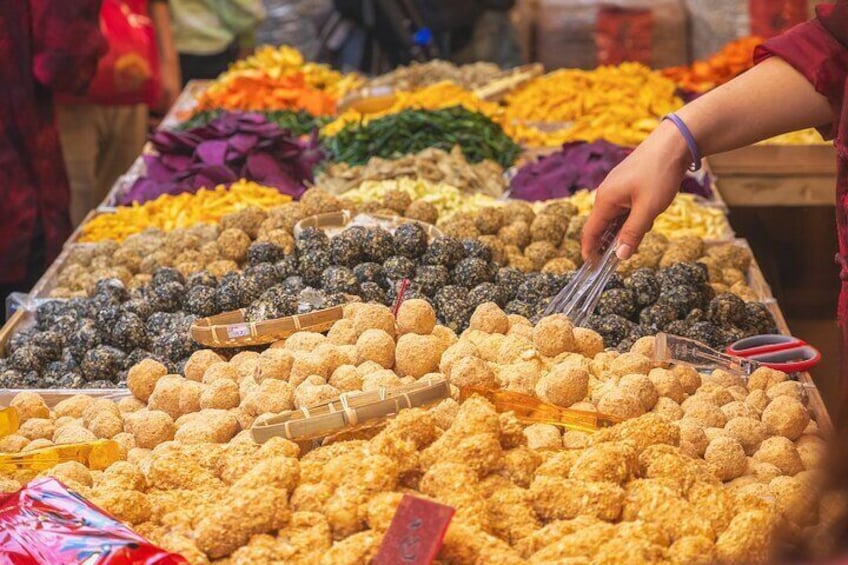 Buying Snacks at Dihua Street