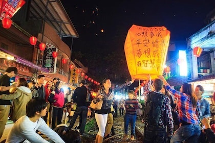 Pingxi Jiufen Day Trip from Taipei with Sky Lantern Experience