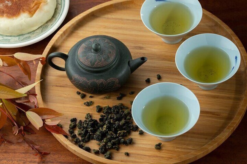 Enjoy a cup of high mountain tea in the Maokong Mountain.