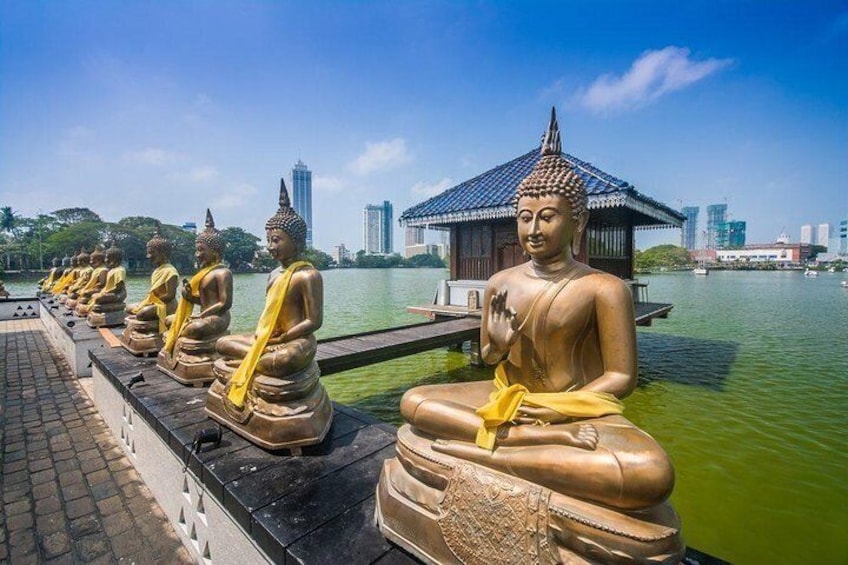 Gangaramaya temple Buddha statue 