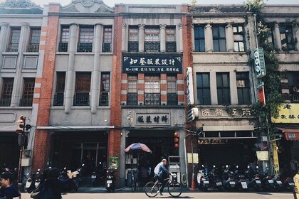 Private Walking Tour in Taipei's Vintage Dadaocheng