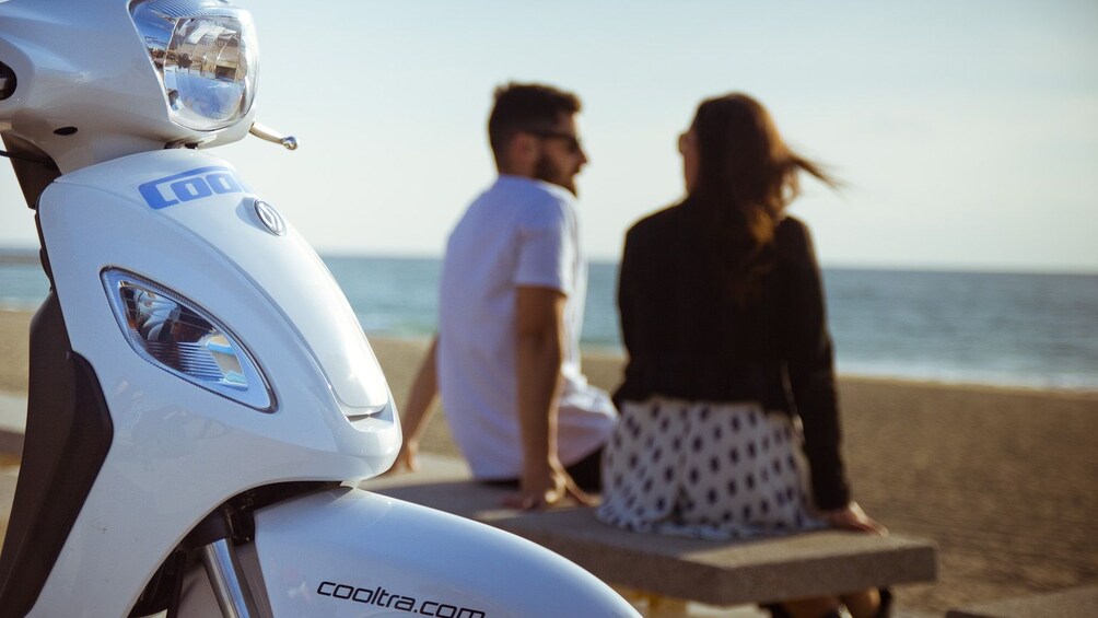 Foto 4 von 4 laden Two people with a scooter in Mallorca