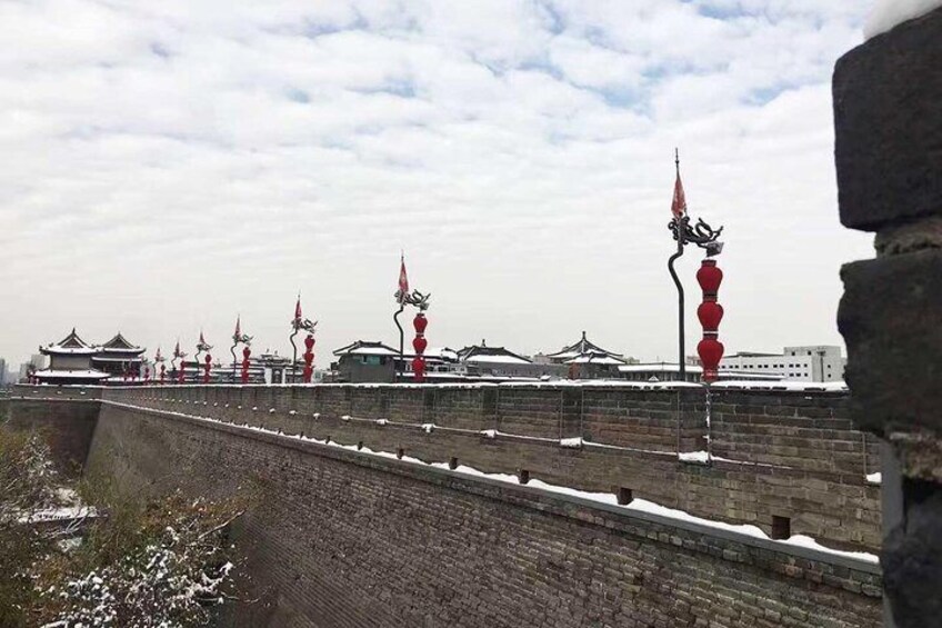 3-Hour City Wall Park Walking and Foodie Experience at Yongxingfang