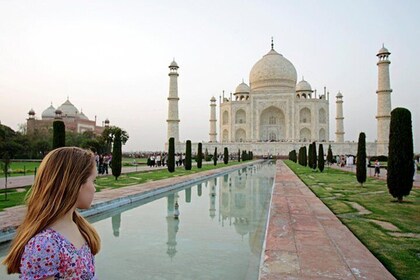 Private Taj Mahal Day Tour with Same Day Flights from Mumbai