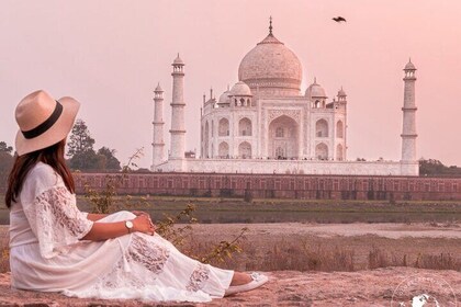 2-Days Private Taj Mahal & Agra Tour from Mumbai by Round-Trip Flights