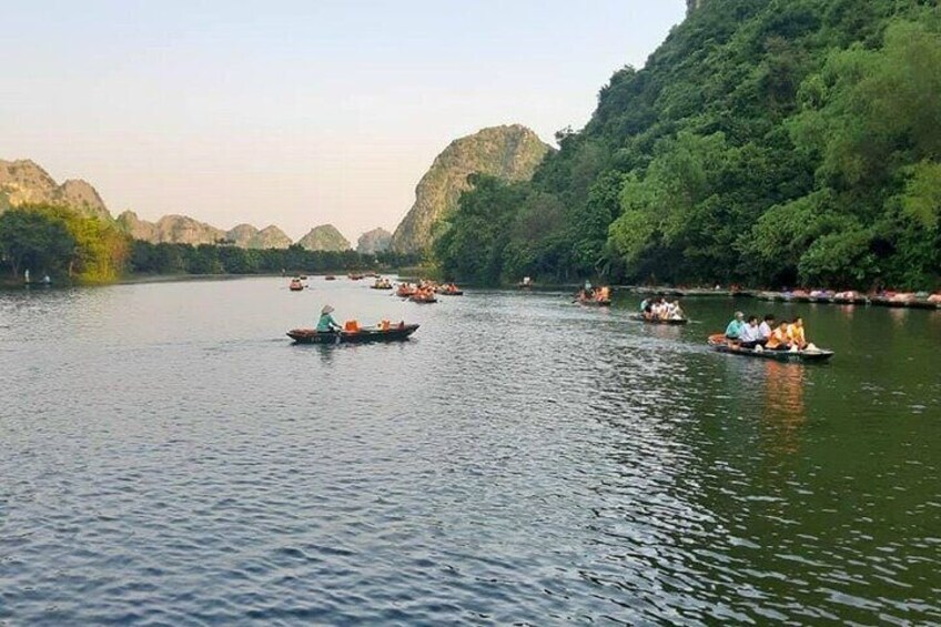 Luxury Limousine small Group- Hoa Lu- Tam Coc- Mua Cave max 7 Pax