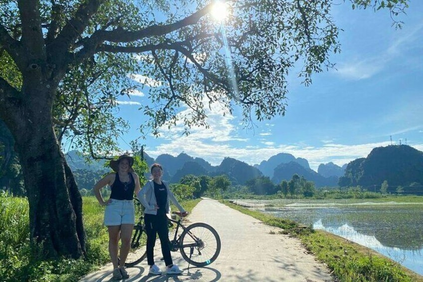 Luxury Limousine Tour- Hoa Lu- Tam Coc- Mua Cave max 7 Pax/group