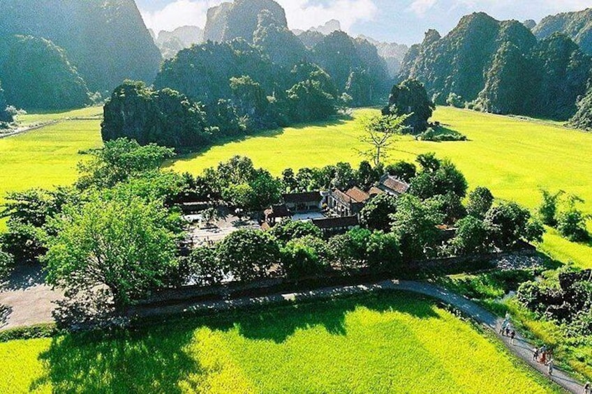 Full-Day Hoa Lu and Tam Coc - Mua Cave DELUXE Tour from Hanoi Including Lunch