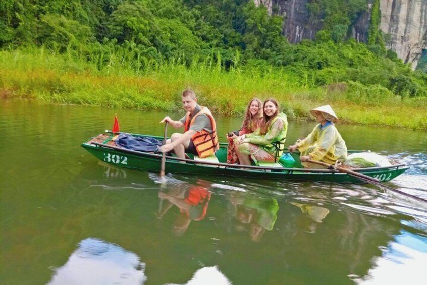 Full-Day Hoa Lu and Tam Coc - Mua Cave DELUXE Tour from Hanoi Including Lunch