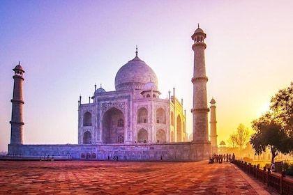 Same Day Taj Mahal and Agra Tour from Mumbai with Return Flights