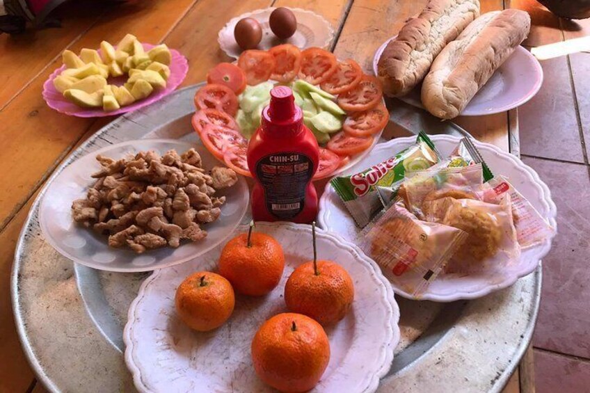 Pic-nic lunch in Fansipan trekking