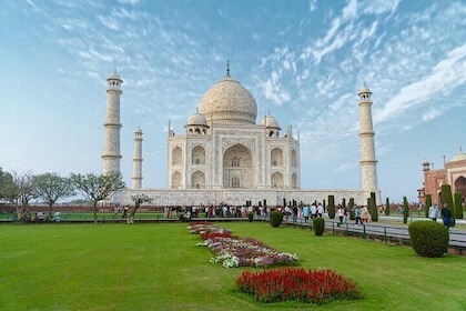 Private 2-Day Tour to Taj Mahal, Agra from Goa with Both side Commercial Fl...