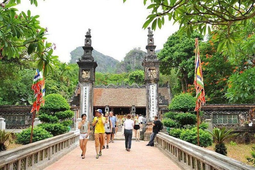 Hoa Lu Tam Coc Full-Day DELUXE Tour Including BUFFET LUNCH & River Boat Ride