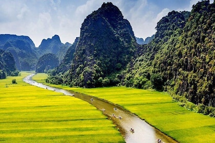 Hoa Lu Tam Coc Full-Day DELUXE Tour Including BUFFET LUNCH & River Boat Rid...