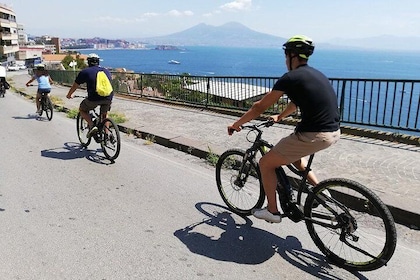 Napels panoramische e-bike (trapondersteunde) rit met pizzaproeverij