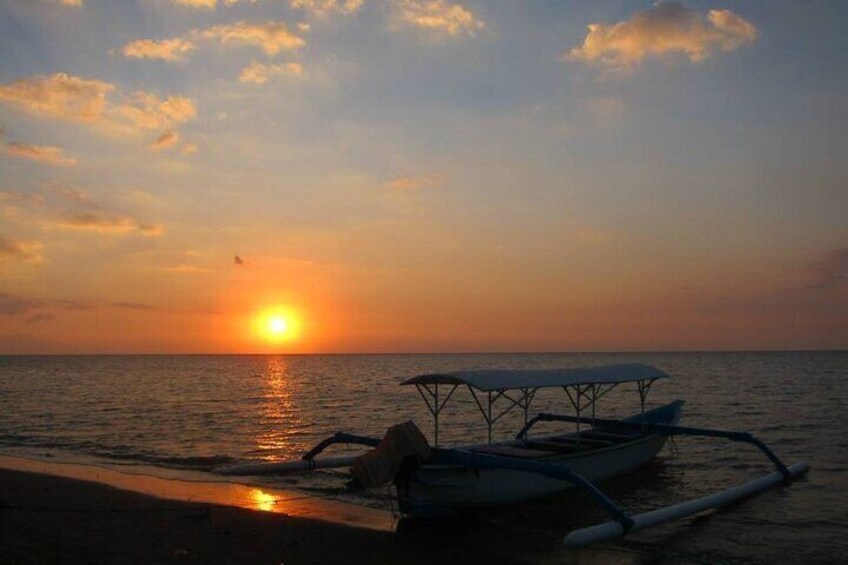 Watching Dolphin at Lovina Bali, Snorkeling and Breakfast Onboard